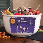 Personalized Halloween Candy Bowl en USA. Esencialmente larpeiradas para os nenos. Os emigrantes do Atlántico Europeu, sobre todo irlandeses, levaron nosa tradición celta a América.