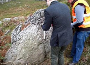 Notario observando marcas en el litigio Forcarey Cerdedo